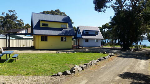 Four Seasons Waterfront Villas - Accommodation Rockhampton 9