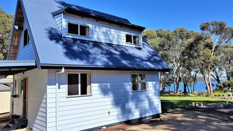 Four Seasons Waterfront Villas - Accommodation Rockhampton 1