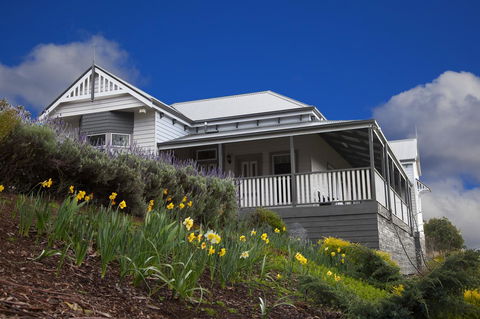 House On The Hill Bed And Breakfast - Accommodation Rockhampton 0