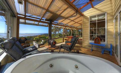 Island View Spa Cottage - Accommodation Rockhampton 5