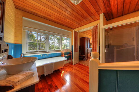 Island View Spa Cottage - Accommodation Rockhampton 3