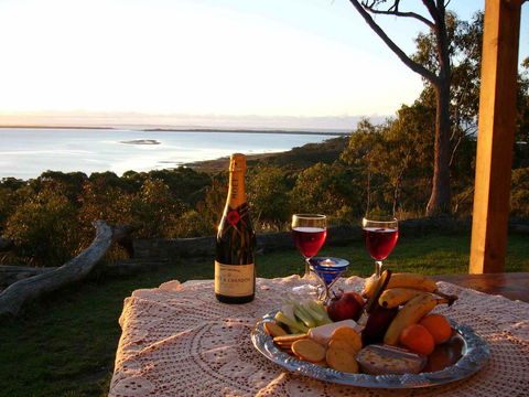 Island View Spa Cottage - Accommodation Rockhampton 0