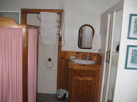 The Grove Cottages - Accommodation Rockhampton 4