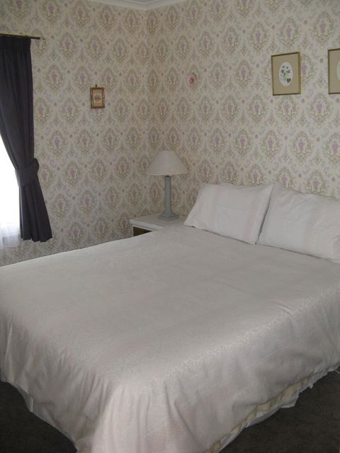 The Grove Cottages - Accommodation Rockhampton 2