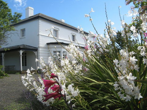 The Grove Cottages - Accommodation Rockhampton 0