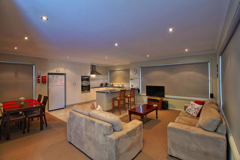 Hobart Villa - Accommodation Rockhampton 2