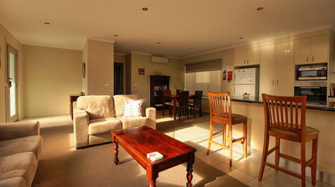 Hobart Villa - Accommodation Rockhampton 0