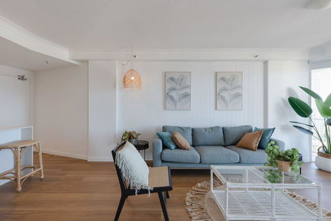 NEW Beautiful 1 Bedroom Beach Views Broadbeach - Accommodation Rockhampton 1