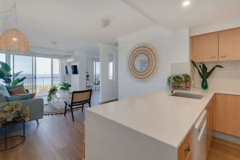 NEW Beautiful 1 Bedroom Beach Views Broadbeach - Accommodation Rockhampton 2