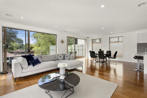 NEW Inner Melb Luxury Modern Grand Holiday House - Great Location, Wifi, Parking - Accommodation Rockhampton 1