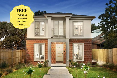 NEW Inner Melb Luxury Modern Grand Holiday House - Great Location, Wifi, Parking - Accommodation Rockhampton 0