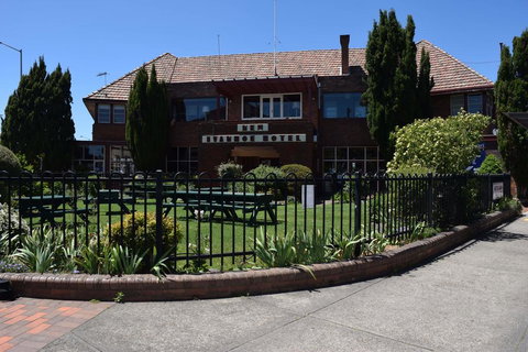 New Ivanhoe Hotel - Accommodation Rockhampton 0