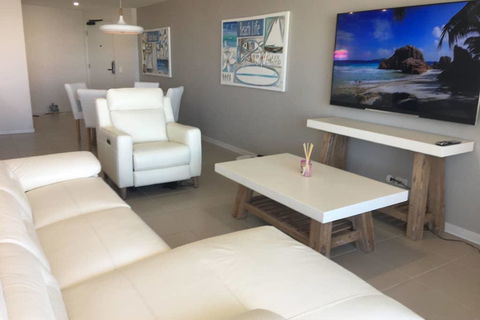 NEW UPMARKET COMFORTABLE 2 Bed, 2 Bath, OCEAN VIEWS, 250m To BUDDINA BEACH! - Accommodation Rockhampton 3