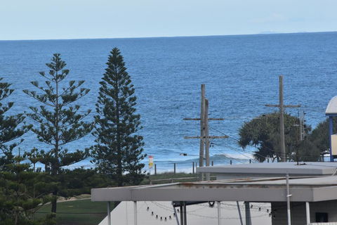 NEW UPMARKET COMFORTABLE 2 Bed, 2 Bath, OCEAN VIEWS, 250m To BUDDINA BEACH! - Accommodation Rockhampton 2