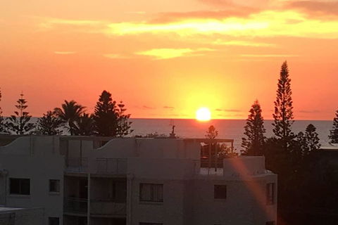 NEW UPMARKET COMFORTABLE 2 Bed, 2 Bath, OCEAN VIEWS, 250m To BUDDINA BEACH! - Accommodation Rockhampton 1