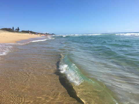 NEW UPMARKET COMFORTABLE 2 Bed, 2 Bath, OCEAN VIEWS, 250m To BUDDINA BEACH! - Accommodation Rockhampton 0