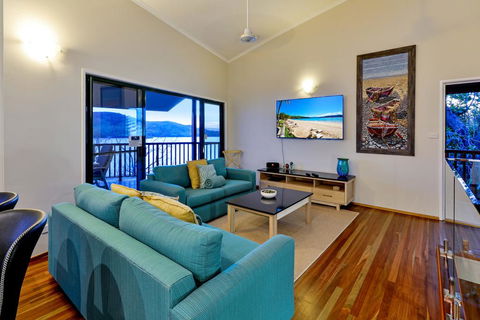 NEWLY BEAUTFULLY RENOVATED 16 The Casuarina - 3 Bedroom House With 180 Degree Ocean Views - Accommodation Rockhampton 3