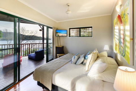 NEWLY BEAUTFULLY RENOVATED 16 The Casuarina - 3 Bedroom House With 180 Degree Ocean Views - Accommodation Rockhampton 2