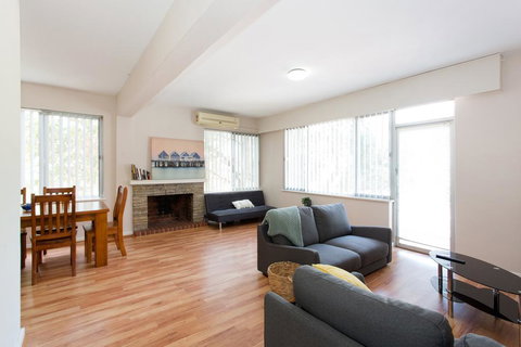 Nights On Broadway - Close To River, UWA & Hospitals - Accommodation Rockhampton 0