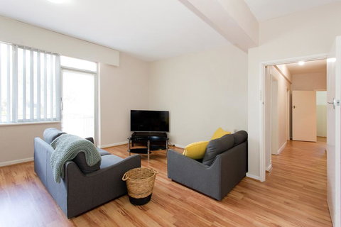 Nights On Broadway - Close To River, UWA & Hospitals - Accommodation Rockhampton 3