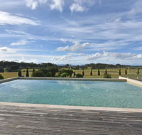Noble Willow Homestead Lovedale. Super Spacious with views and pool - Accommodation Rockhampton