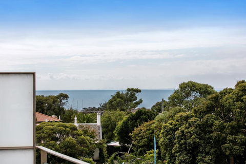 NORTH POINT RETREAT - MORNINGTON - Accommodation Rockhampton 2