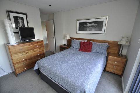 NORTH SYDNEY FULLY SELF CONTAINED MODERN 2 BED APARTMENT (16WAL) - Accommodation Rockhampton 0