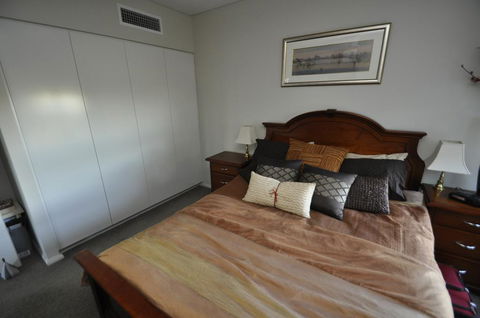 NORTH SYDNEY FULLY SELF CONTAINED MODERN 2 BED APARTMENT (16WAL) - Accommodation Rockhampton 2