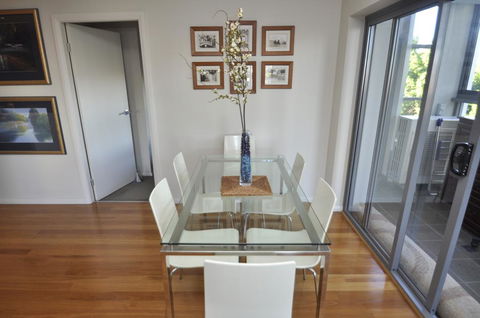 NORTH SYDNEY FULLY SELF CONTAINED MODERN 2 BED APARTMENT (16WAL) - Accommodation Rockhampton 1
