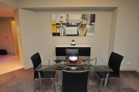 North Sydney Fully Self Contained Modern 2 Bed Apartment (2207BER) - Accommodation Rockhampton 3