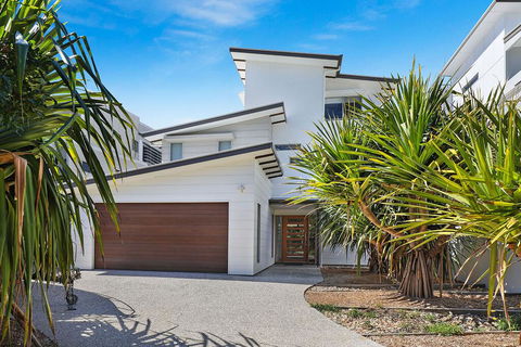 NORTHSHOR- ULTIMATE BEACH HOUSE - Accommodation Rockhampton 1