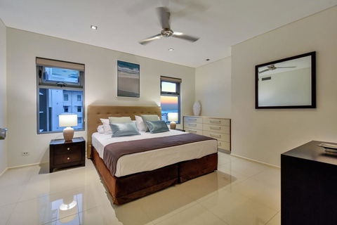 Oceana Darwin Central Oceanfront 3 Bedroom 2 Lounge Room Pool Gym Tennis Court Sleeps 9 - Accommodation Rockhampton 1