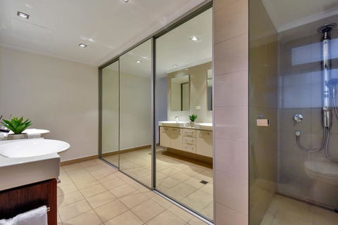 Oceana Darwin Central Oceanfront 3 Bedroom 2 Lounge Room Pool Gym Tennis Court Sleeps 9 - Accommodation Rockhampton 3