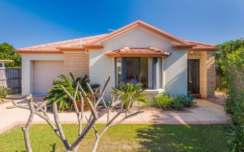 Oceania Cottage - LJHooker Yamba - Accommodation Rockhampton 0
