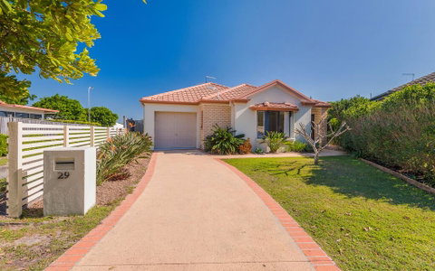 Oceania Cottage - LJHooker Yamba - Accommodation Rockhampton 1