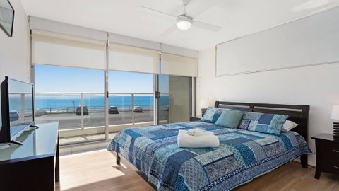 Oceanic 2 - On Main Beach! - Accommodation Rockhampton 1