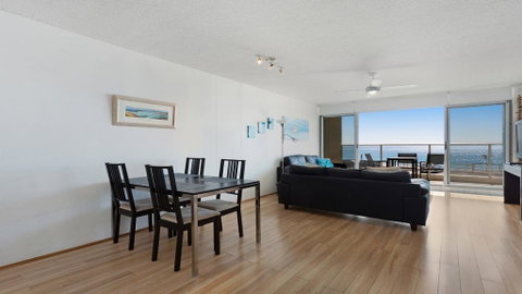 Oceanic 2 - On Main Beach! - Accommodation Rockhampton 3