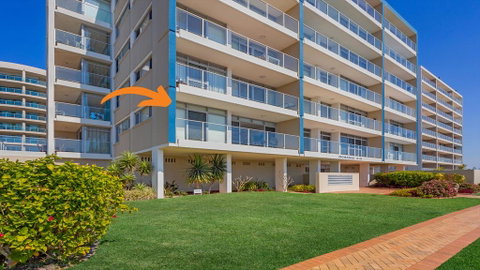 Oceanic 2 - On Main Beach! - Accommodation Rockhampton 0