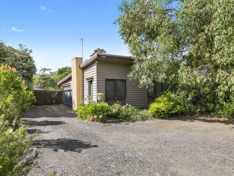 OCEANS 12 - ANGLESEA - Accommodation Rockhampton 0