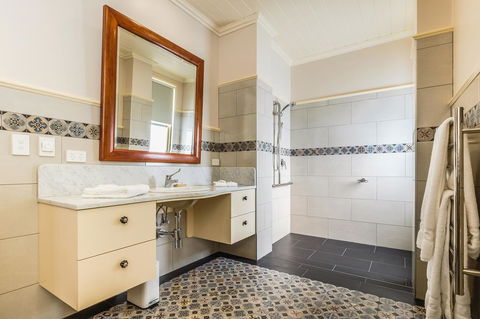 Old Bank Boutique Hotel - Accommodation Rockhampton 1