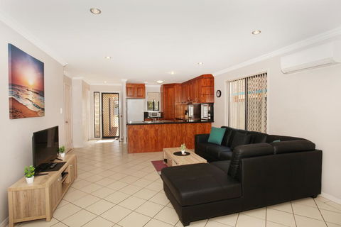 Oomoo 27b - 4 BDRM Townhouse - Close To Beaches - Accommodation Rockhampton 3