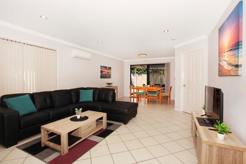 Oomoo 27b - 4 BDRM Townhouse - Close To Beaches - Accommodation Rockhampton 2