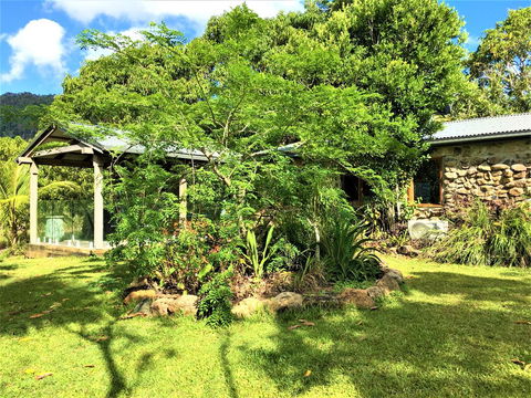 Palm Grove Rainforest Retreat - Accommodation Rockhampton 2