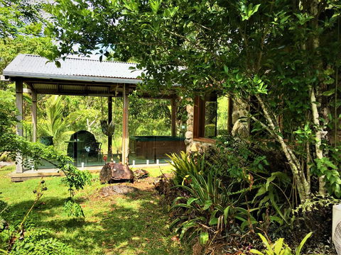 Palm Grove Rainforest Retreat - Accommodation Rockhampton 3