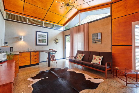 Palm Springs Suite - Accommodation Rockhampton 0