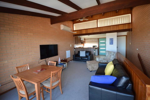 Panoramic Townhouse 8 - Accommodation Rockhampton 3