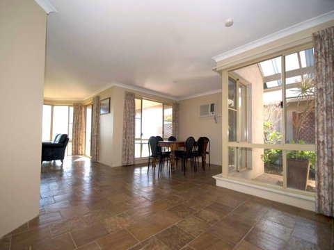 Pelican Shore Oceanfront Villa 6 - Accommodation Rockhampton 3