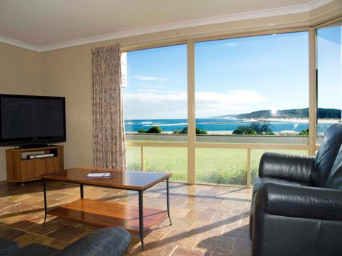 Pelican Shore Oceanfront Villa 6 - Accommodation Rockhampton 0