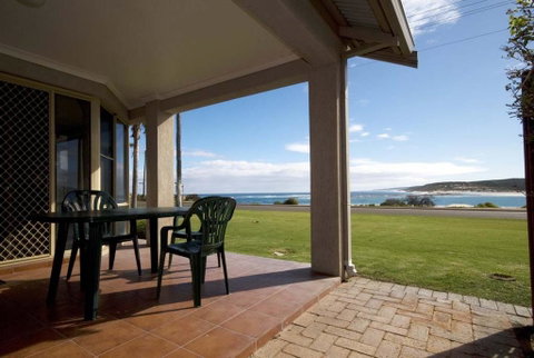 Pelican Shore Oceanfront Villa 6 - Accommodation Rockhampton 1