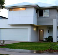 Petrie Beach Holiday Home - Accommodation Rockhampton